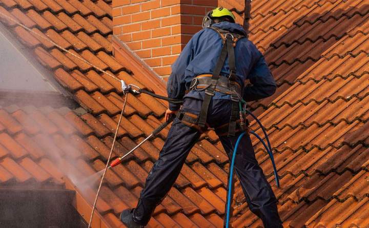 Nous nettoyons vos toitures afin d'éviter l'accumulation de débris.